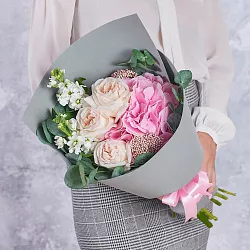 Купить Букет «Милена» из гортензии, маттиол и кремовых роз в Санкт-Петербурге с бесплатной доставкой: цена, фото, описание