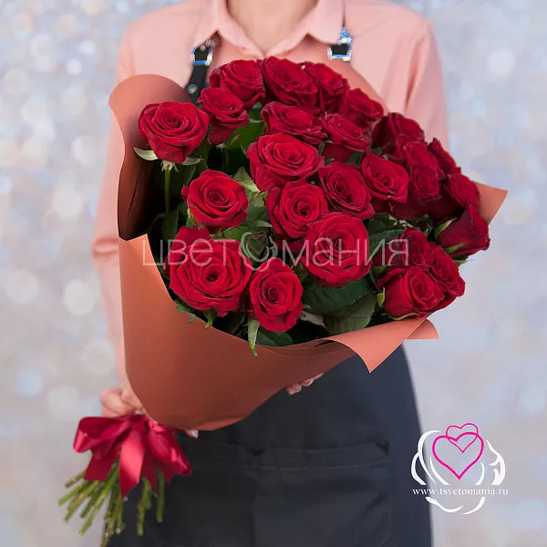 Купить Букет из 25 красных роз 70 см (Россия) в Санкт-Петербурге с бесплатной доставкой: цена, фото, описание