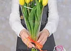 Купить Букет 7 жёлтых тюльпанов в плёнке в  с бесплатной доставкой: цена, фото, описание