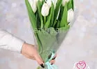 Купить Букет 7 белых тюльпанов в плёнке в  с бесплатной доставкой: цена, фото, описание