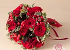 Купить Букет невесты из красных роз и гиперикума в  с бесплатной доставкой: цена, фото, описание