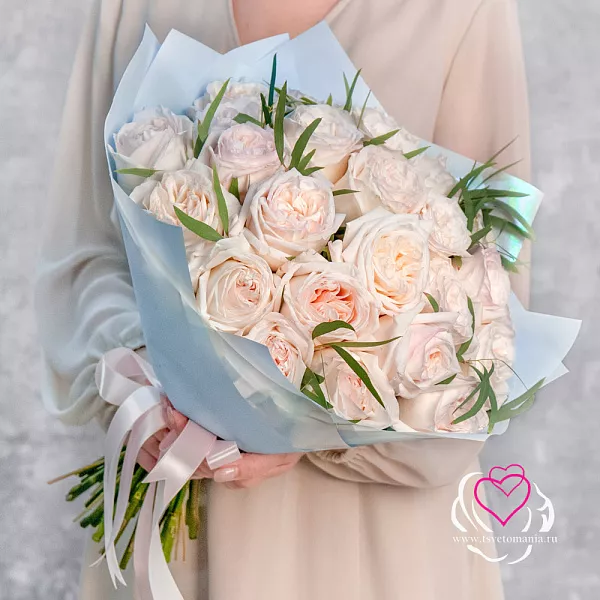 Купить Букет из 25 пионовидных роз Вайт Охара с эвкалиптом в Санкт-Петербурге с бесплатной доставкой: цена, фото, описание