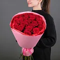 Букет из 25 красных роз 60 см (Россия) в упаковке