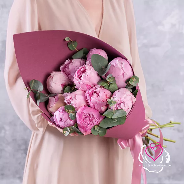 Купить Букет из 11 розовых пионов (Премиум) с эвкалиптом в Санкт-Петербурге с бесплатной доставкой: цена, фото, описание