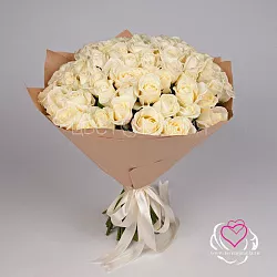 Купить Букет из 65 белых роз 60 см в упаковке (Эквадор) в Санкт-Петербурге с бесплатной доставкой: цена, фото, описание