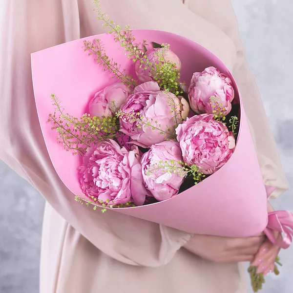 Купить Букет из 7 розовых пионов (Премиум) с тиласпией в  с бесплатной доставкой: цена, фото, описание
