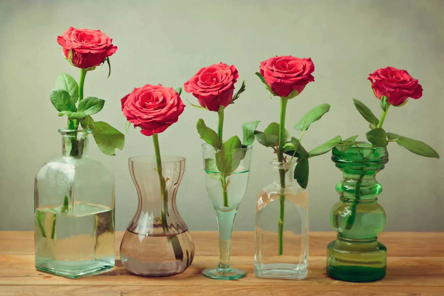 Чтобы букет роз долго простоял. Цветы в вазе. Розы в вазе. Цветочки в вазе. Цветочные вазы.