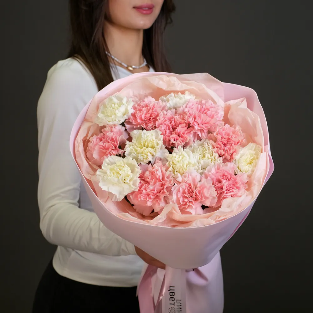 Букет из 15 белых и розовых гвоздик