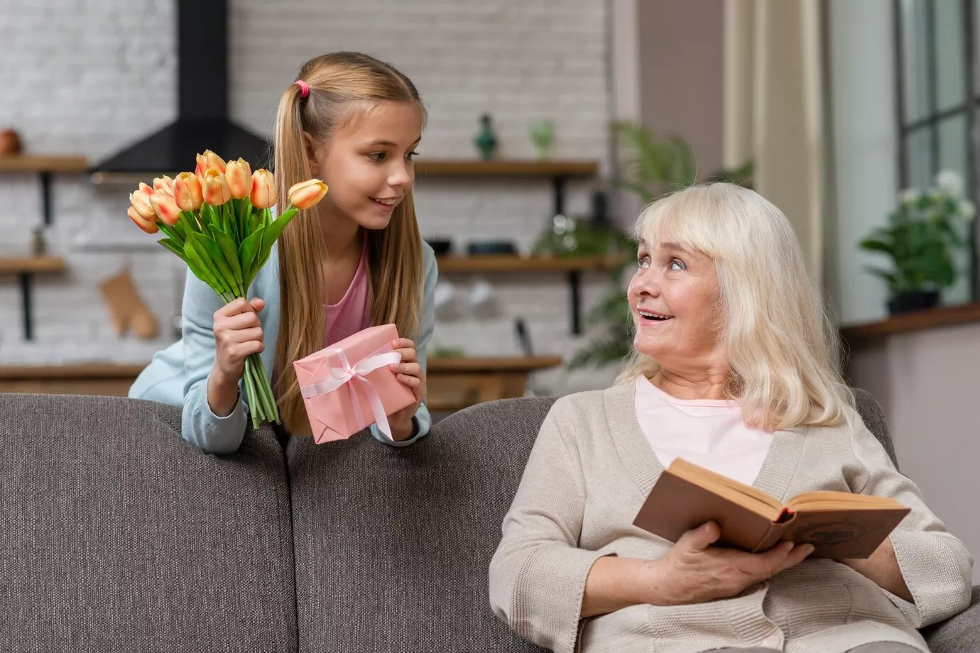 Какие цветы подарить бабушке