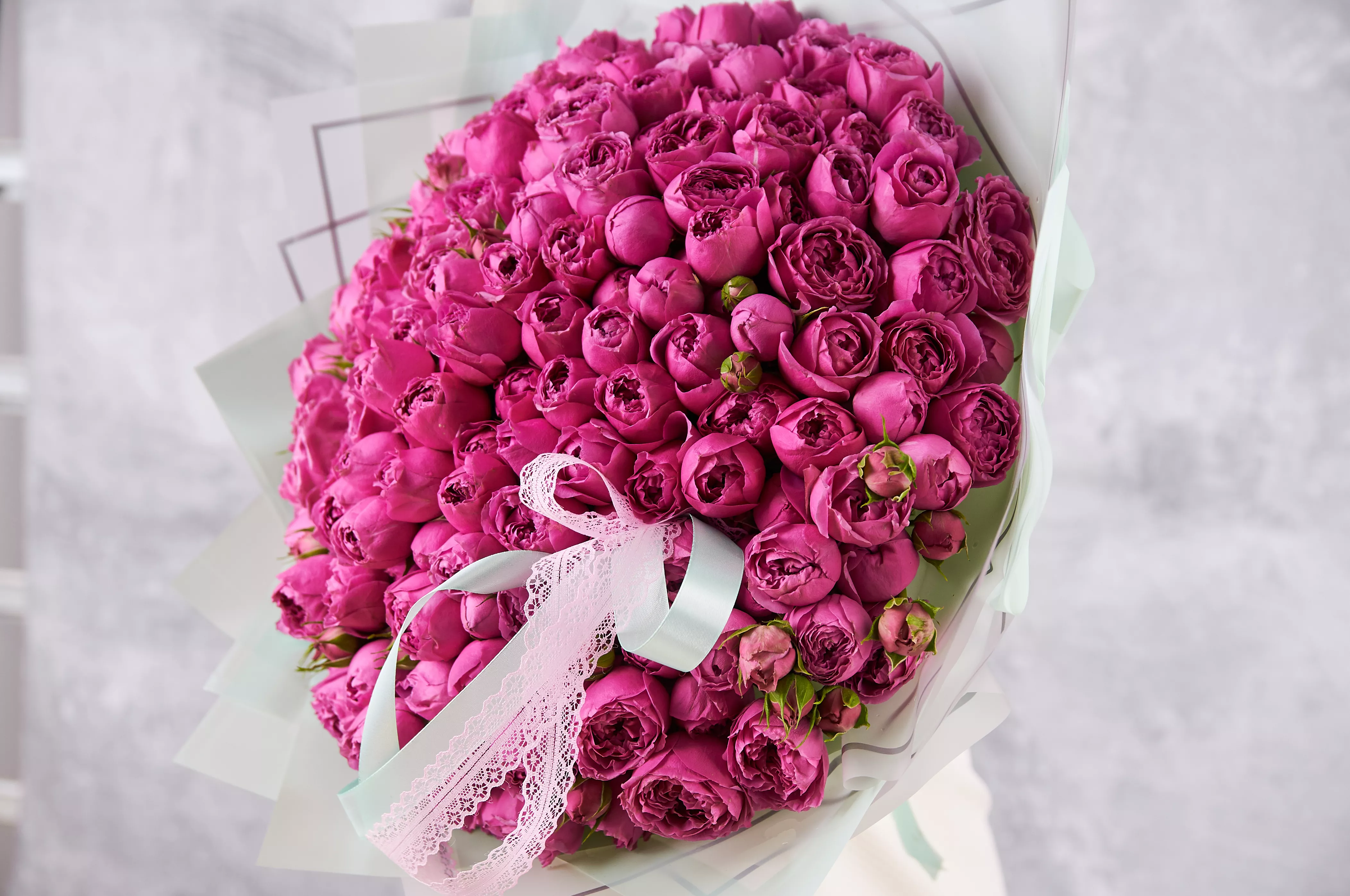 Что означают розовые розы, и к чему их дарят?