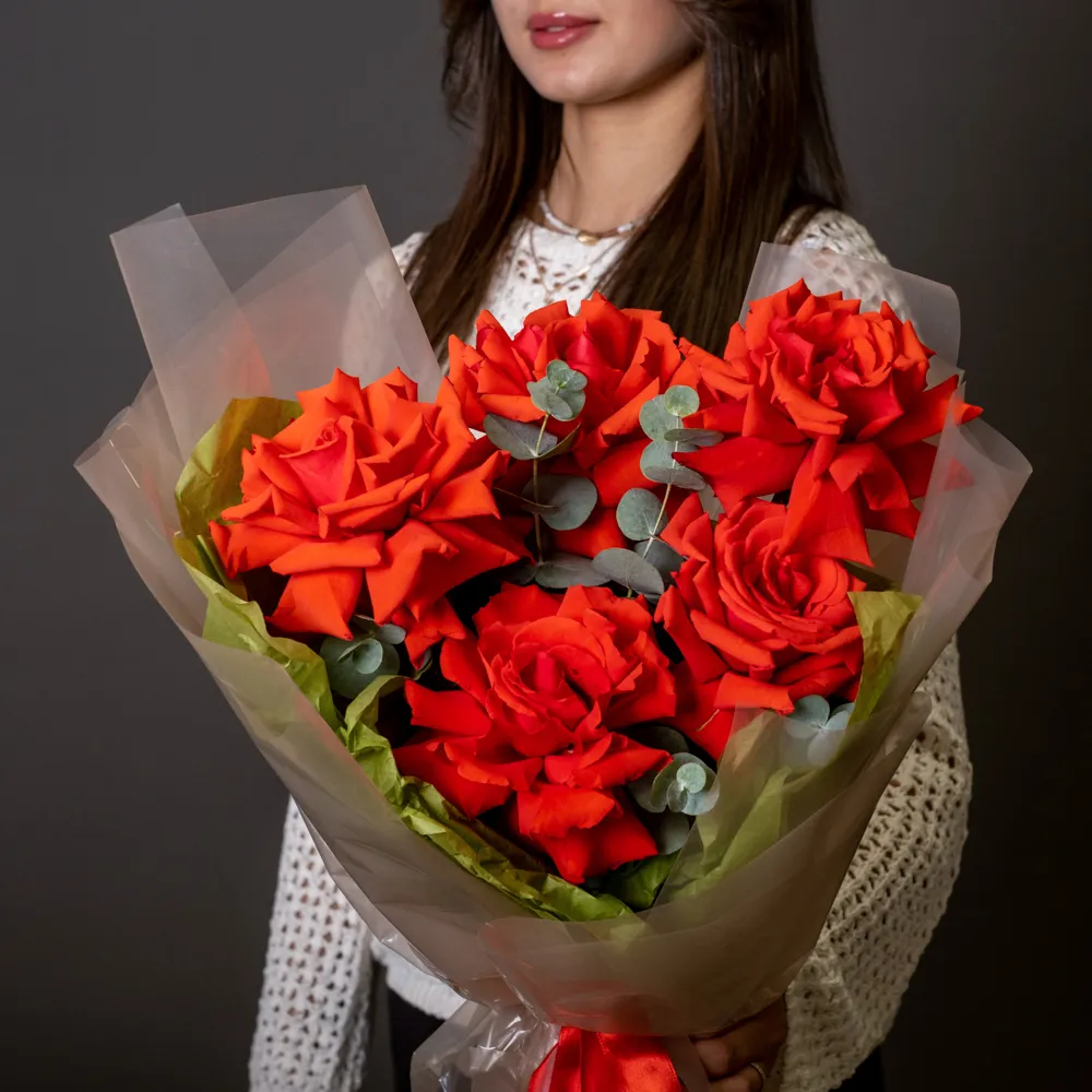 Букет из 5 алых французских роз с эвкалиптом