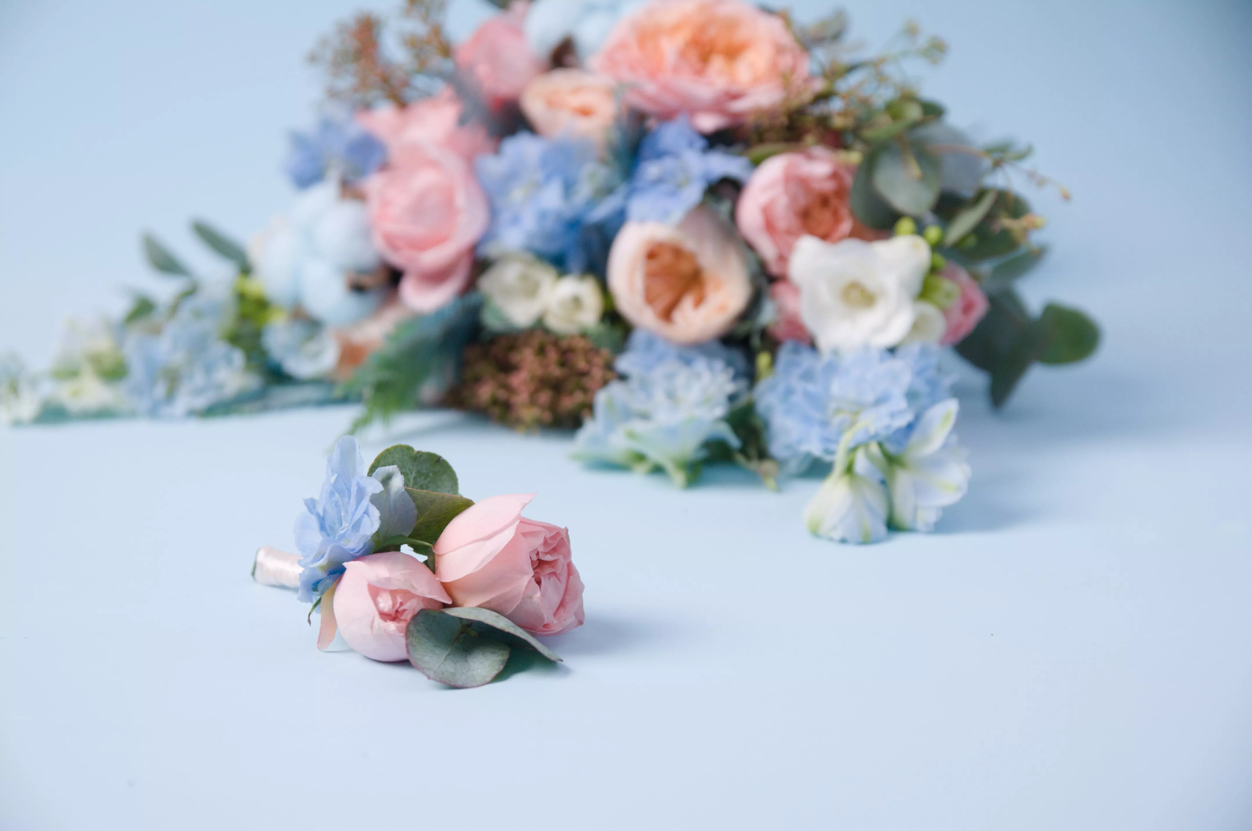 Какие цветы дарят на свадьбу молодожёнам?