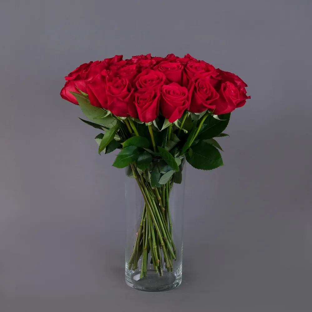 Охапка красных роз