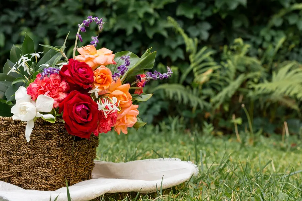 beautiful-arrangement-roses-outdoor_23-2148388011.jpg