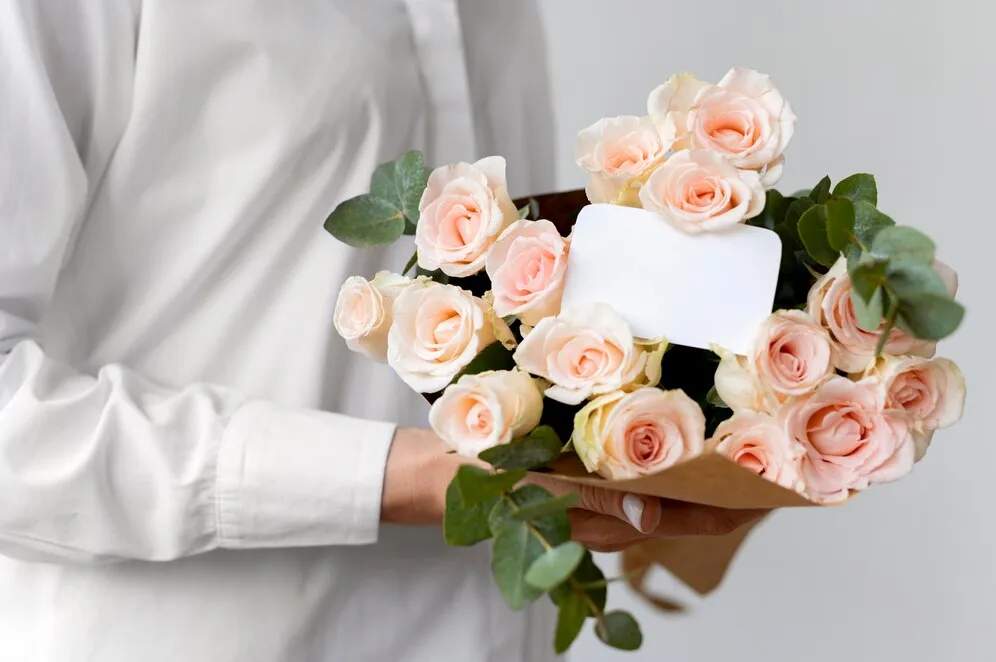 close-up-hands-holding-beautiful-bouquet_23-2149053845.jpg close-up-hands-holding-beautiful-bouquet_23-2149053845.jpg