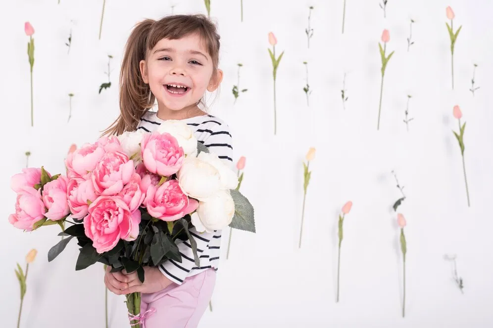 happy-girl-with-beautiful-rose-bouquet_23-2148442675.jpg