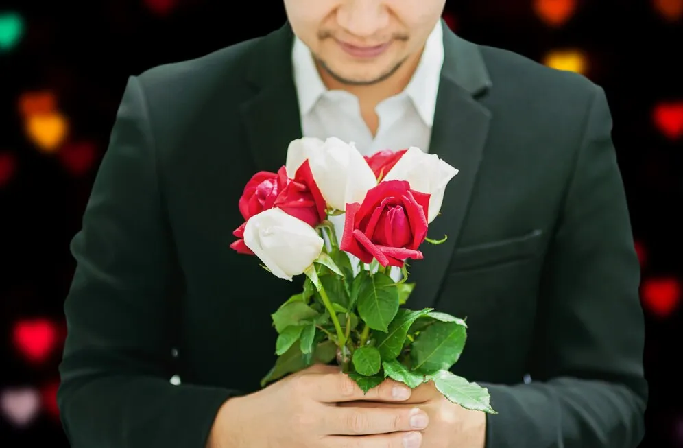 man-giving-red-white-bouquet-roses-somebody-valentine-s-day_1150-6463.jpg
