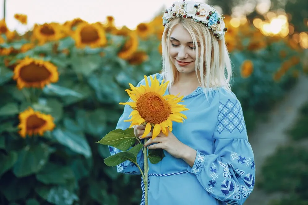girl-sunflowers_1157-7498.jpg