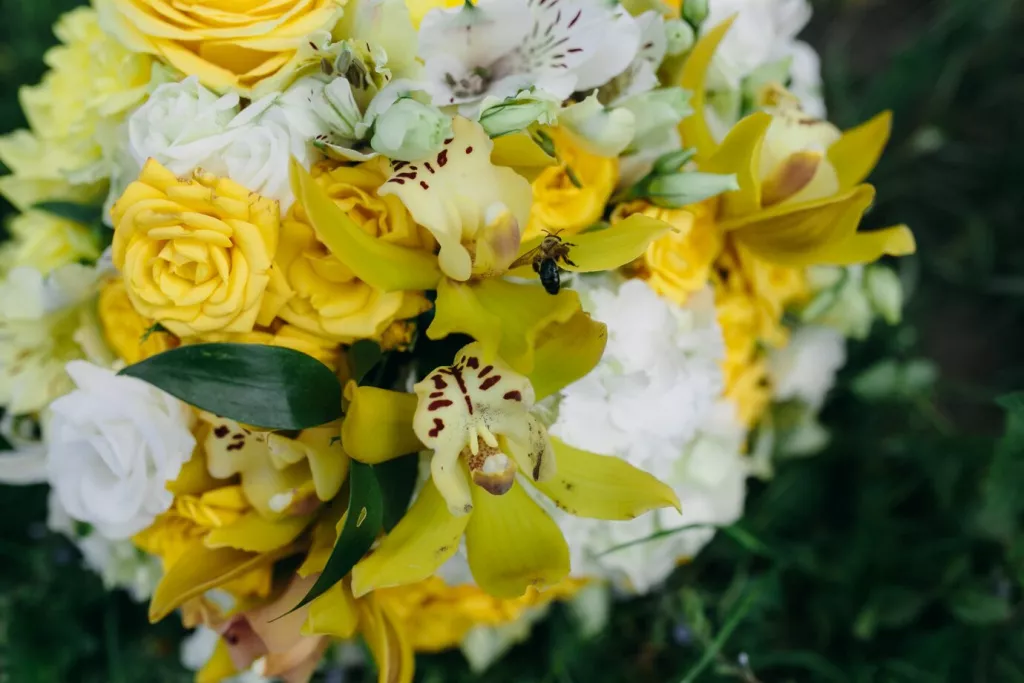 tsvety-na-godovshchinu-svadby2 close-up-wedtsvety-na-godovshchinu-svadby2ding-bouquet-with-yellow-roses_1153-308.jpg