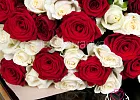Купить Букет из 51 белой и красной розы 60 см (Россия) в упаковке в  с бесплатной доставкой: цена, фото, описание