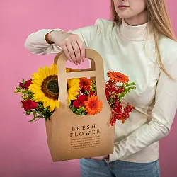 Купить Композиция в сумочке «Дары лета» в  с бесплатной доставкой: цена, фото, описание