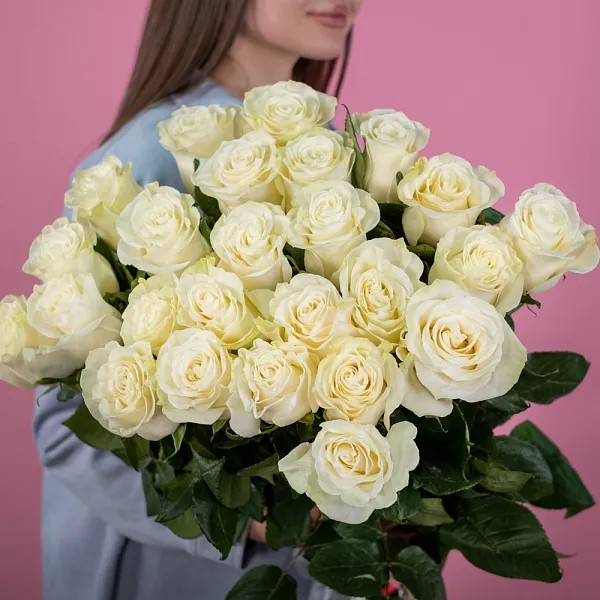 Купить Букет из 25 белых роз 60-70 см (Эквадор) в  с бесплатной доставкой: цена, фото, описание