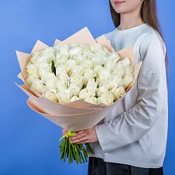 Купить Букет из 60 белых роз 50 см (Эквадор) в  с бесплатной доставкой: цена, фото, описание