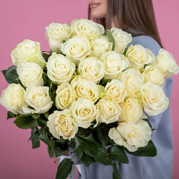 Купить Букет из 25 белых роз 60-70 см (Эквадор) в  с бесплатной доставкой: цена, фото, описание