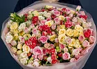Купить Букет «51 кустовая роза микс» (Кения) в  с бесплатной доставкой: цена, фото, описание