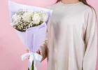 Купить Букет из белых роз с гипсофилами в  с бесплатной доставкой: цена, фото, описание