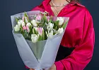 Купить Букет из 15 белых и розовых тюльпанов с зеленью в  с бесплатной доставкой: цена, фото, описание