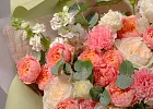 Купить Букет «Я люблю» из кустовых роз, пионовидных роз и диантусов в  с бесплатной доставкой: цена, фото, описание