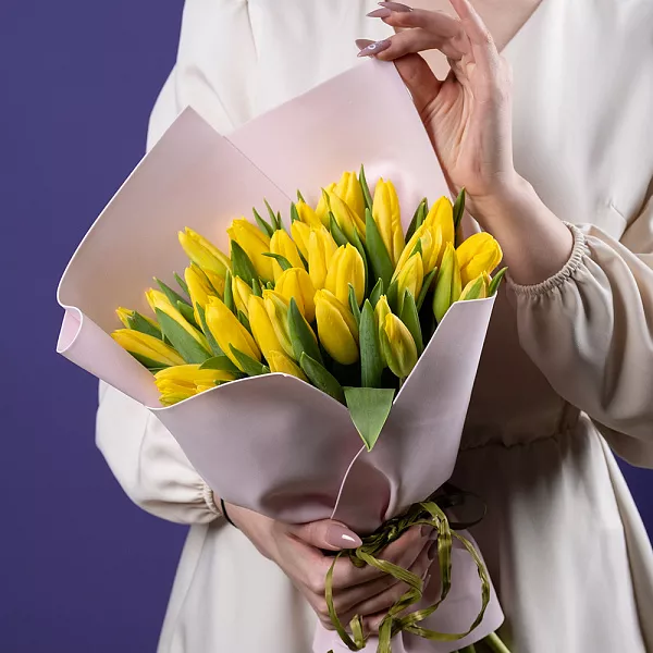 Купить Букет из 35 жёлтых тюльпанов в Санкт-Петербурге с бесплатной доставкой: цена, фото, описание