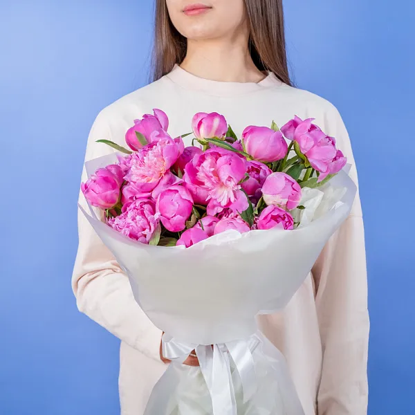 Купить Букет из 25 малиновых пионов (Премиум) в  с бесплатной доставкой: цена, фото, описание