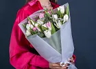 Купить Букет из 15 белых и розовых тюльпанов с зеленью в  с бесплатной доставкой: цена, фото, описание