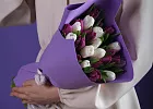 Купить Букет 25 микс белых и фиолетовых тюльпанов в  с бесплатной доставкой: цена, фото, описание