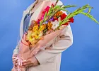 Купить Букет из 7 гладиолусов микс с альстромерией в  с бесплатной доставкой: цена, фото, описание