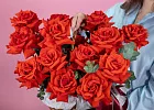 Купить Корзина 15 алых французских роз с эвкалиптом в  с бесплатной доставкой: цена, фото, описание