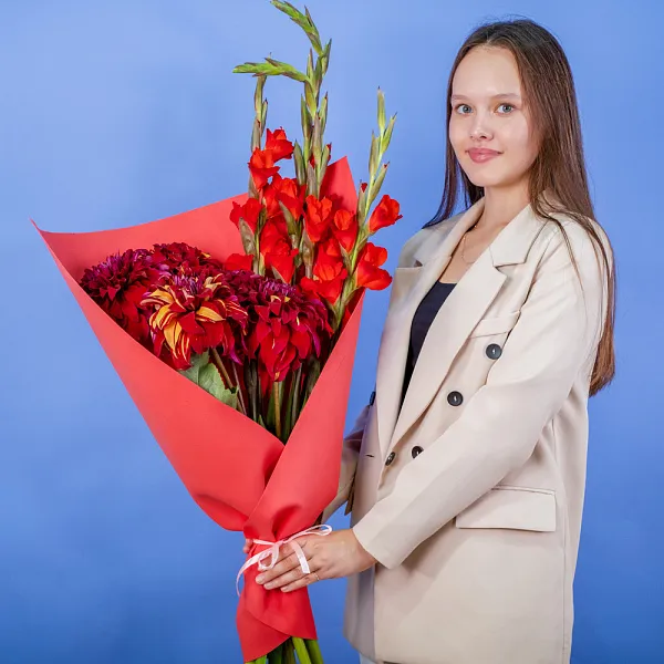 Купить Букет из гладиолусов и георгинов в  с бесплатной доставкой: цена, фото, описание
