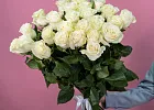 Купить Букет из 25 белых роз 60-70 см (Эквадор) в  с бесплатной доставкой: цена, фото, описание