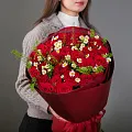 Букет из красных роз и ромашек