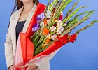 Купить Букет из 15 гладиолусов микс в упаковке в  с бесплатной доставкой: цена, фото, описание