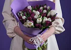 Купить Букет 51 микс белых и фиолетовых тюльпанов в Санкт-Петербурге с бесплатной доставкой: цена, фото, описание