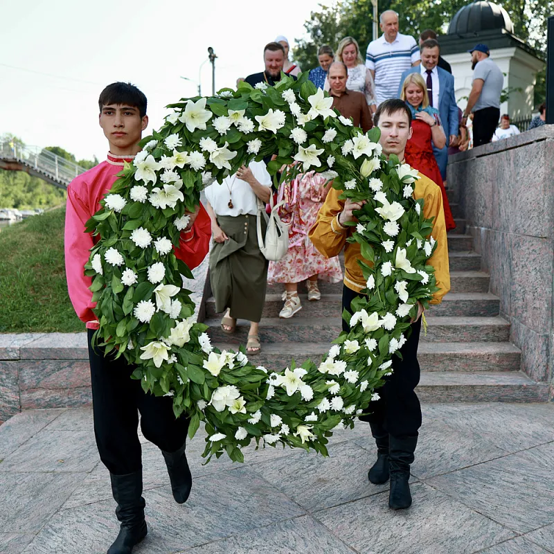 Венок из живых цветов
