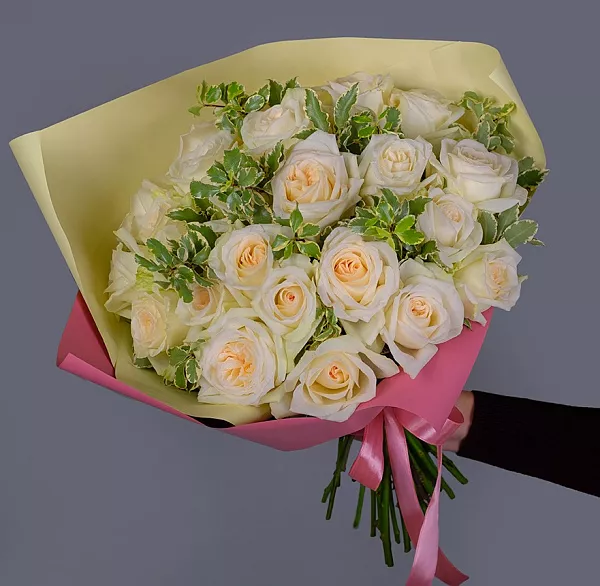 Купить Букет «25 пионовидных белых роз» в  с бесплатной доставкой: цена, фото, описание