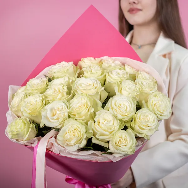 Купить Букет из 25 белых роз 40-50 см (Эквадор) в  с бесплатной доставкой: цена, фото, описание