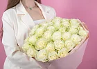 Купить Букет из 35 белых роз 50 см (Эквадор) в  с бесплатной доставкой: цена, фото, описание