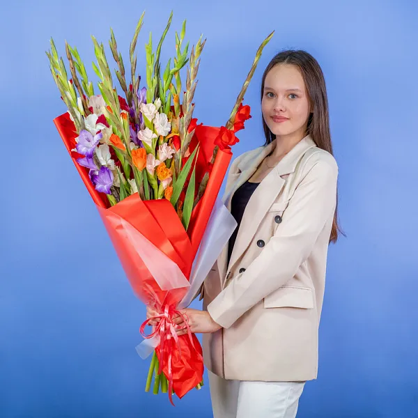Купить Букет из 15 гладиолусов микс в упаковке в  с бесплатной доставкой: цена, фото, описание
