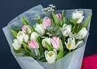 Купить Букет из 15 белых и розовых тюльпанов с зеленью в  с бесплатной доставкой: цена, фото, описание