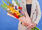 Купить Букет из 11 гладиолусов микс в упаковке в  с бесплатной доставкой: цена, фото, описание